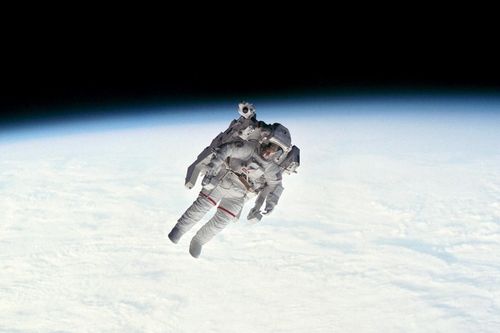 Một người có thể sống trong không gian bao lâu nếu thiếu bộ đồ phi hành gia?