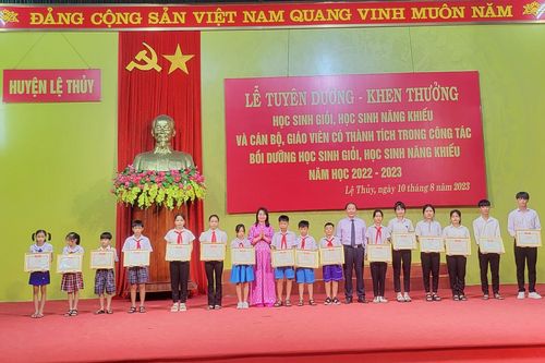 Ngành Giáo dục Lệ Thủy chú trọng nâng cao chất lượng mũi nhọn