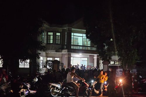 Hàng chục người dân kéo đến trụ sở điện lực tố bị lén mở tài khoản ngân hàng