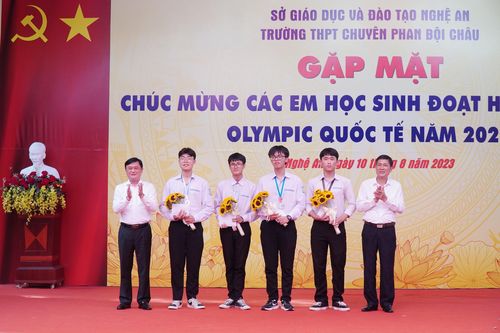 Bí thư Tỉnh ủy Nghệ An gặp mặt chúc mừng 4 học sinh đoạt huy chương quốc tế
