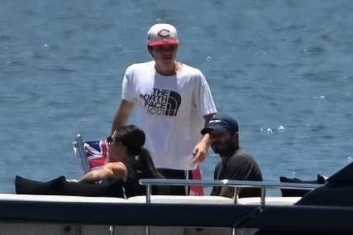Gia đình cựu danh thủ David Beckham thư giãn, tắm nắng trên du thuyền riêng ở Mỹ