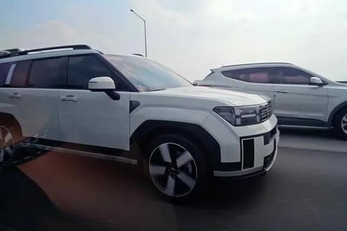Cận cảnh Hyundai Santa Fe 2024 chạy trên đường phố