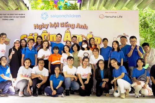 Hanwha Life Việt Nam trao yêu thương đến các em học sinh khó khăn