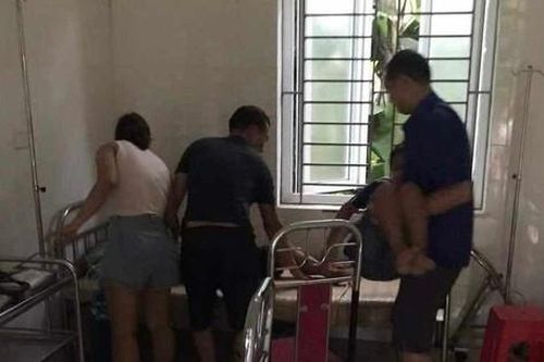 Hai người đàn ông nhảy xuống sông cứu hai cháu bé bị đuối nước ở Thanh Hóa