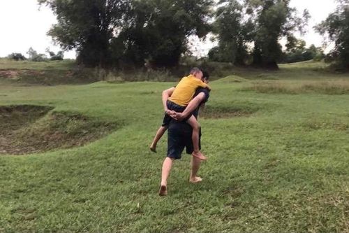 Vớt bóng, 2 cháu nhỏ rơi xuống sông