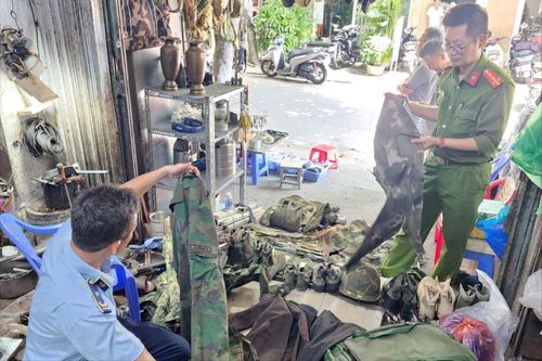 Phát hiện cơ sở mua bán quân trang Việt Nam và nước ngoài trái phép