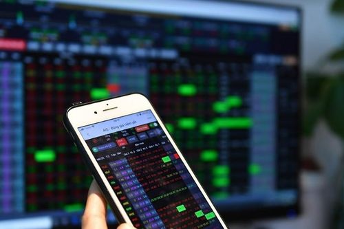 Bán sạch cổ phiếu, sếp công ty chứng khoán rời ghế sau 1 năm