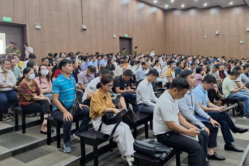 'Đại gia điếu cày' Lê Thanh Thản được dìu đến phiên tòa