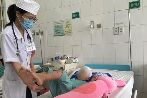 Đi bộ sang đường, bé gái bị xe máy tông lệch não