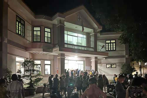 Điện lực nói do tờ giấy A4 nên bắt dân mang theo sổ đỏ đến gia hạn hợp đồng