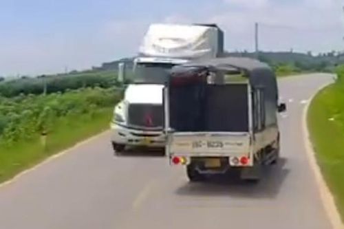 Ô tô container và xe tải nhỏ suýt đối đầu sau pha hù dọa trên đường