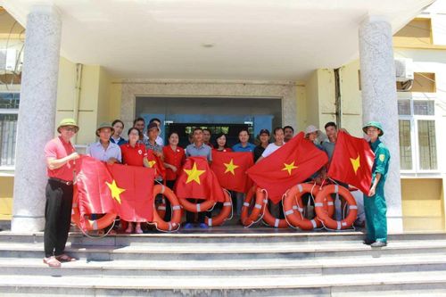 Quảng Ninh tặng cờ Tổ quốc và ngư cụ cho ngư dân huyện đảo