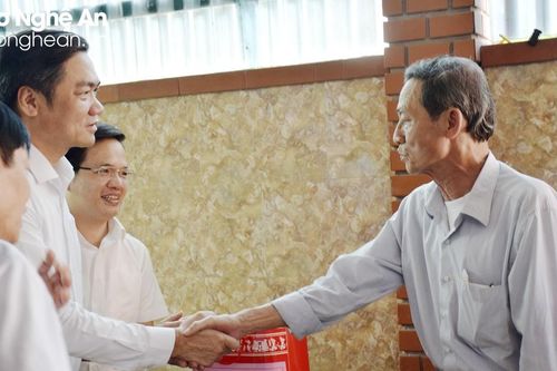Phó Bí thư Tỉnh ủy Hoàng Nghĩa Hiếu thăm, tặng quà gia đình nạn nhân chất độc da cam