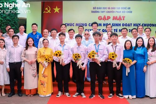 Bí thư Tỉnh ủy Nghệ An chúc mừng 4 học sinh Trường THPT chuyên Phan Bội Châu đạt Huy chương Olympic quốc tế