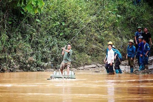 Hỗ trợ dây cáp treo, đóng bè mảng giúp người dân Mù Cang Chải sau lũ