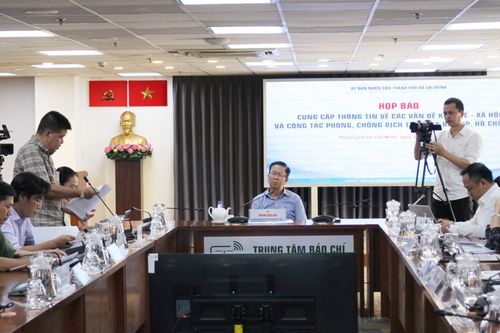 TP Hồ Chí Minh: Lý giải việc phủ bê tông ở các gốc cây trên đường Trường Sơn
