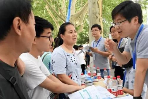 Phụ huynh mở tiệc mừng con đậu đại học, họ hàng thấy tên trường đều 'biến sắc'