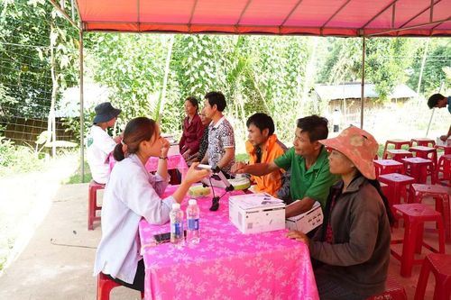 Quảng Nam: Thắp sáng cho 300 hộ gia đình khó khăn tại Nam Trà My bằng đèn năng lượng mặt trời