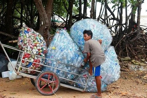 Chai nhựa mỏng đi và khoảng trống của sự bền vững