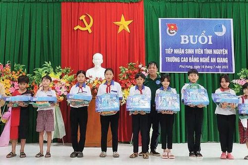 Chuẩn bị năm học mới cho học sinh nghèo ở huyện cù lao