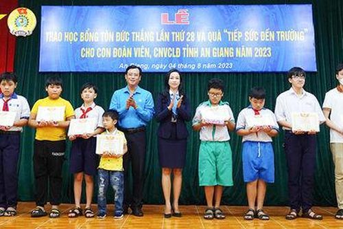 Ấm áp học bổng mang tên Bác Tôn