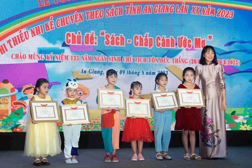Huyện Phú Tân đạt giải nhất đồng đội Hội thi Thiếu nhi kể chuyện theo sách lần thứ XX/2023