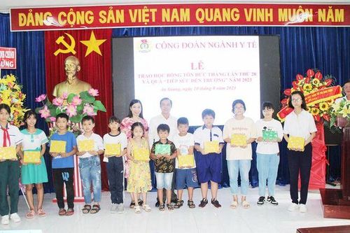 Công đoàn ngành y tế An Giang trao Học bổng Tôn Đức Thắng