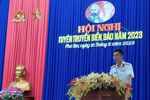 Bộ Tư lệnh Vùng 5 Hải quân tuyên truyền về chủ quyền biển, đảo tại huyện Phú Tân