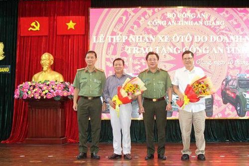 Công an An Giang tiếp nhận 3 ôtô bán tải phục vụ tuần tra, kiểm soát; phòng, chống tội phạm