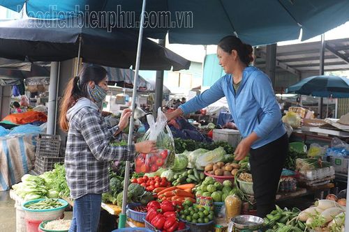 Mưa kéo dài, rau tăng giá
