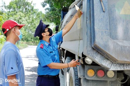 Xử phạt nhiều xe chở hàng hóa để rơi vãi ra đường