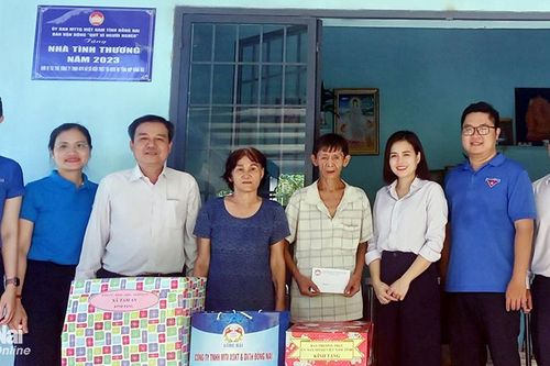 Trao tặng 5 căn nhà cho người có hoàn cảnh khó khăn