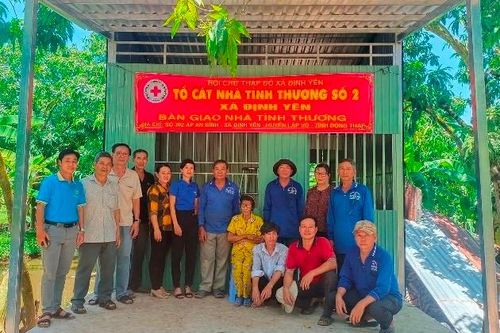 Bàn giao 6 căn nhà tình thương cho người nghèo trong và ngoài tỉnh