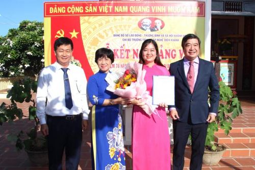 Chi bộ Trường Trung cấp nghề Diên Khánh Kết nạp đảng viên mới tại địa chỉ đỏ