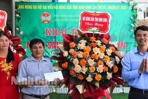 Khai trương cửa hàng Nông sản an toàn và giải ngân Quỹ hỗ trợ nông dân