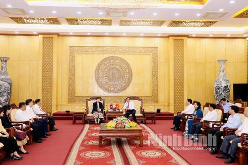 Đoàn đại biểu Tạp chí A-lun-may chào xã giao lãnh đạo tỉnh