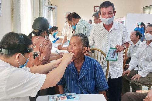 Khám, tư vấn sức khỏe cho đối tượng chính sách