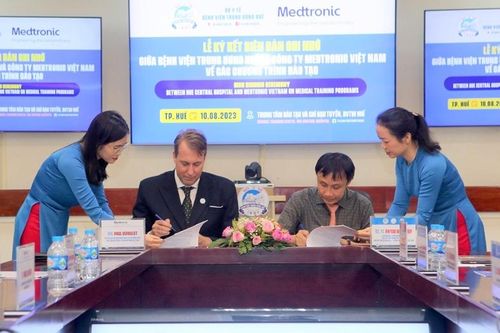 Ký kết đào tạo nâng cao tay nghề cho các bác sĩ với Medtronic Việt Nam