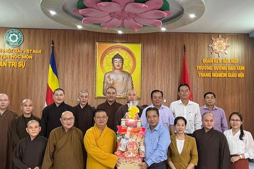 TP.HCM: Lãnh đạo H.Hóc Môn thăm, tặng quà các trường hạ trên địa bàn huyện