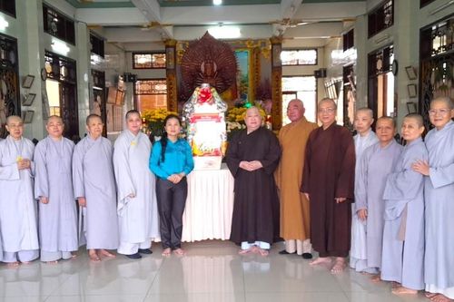Đoàn Ủy ban MTTQVN TP.HCM thăm trường hạ chùa Pháp Quang (Q.8)