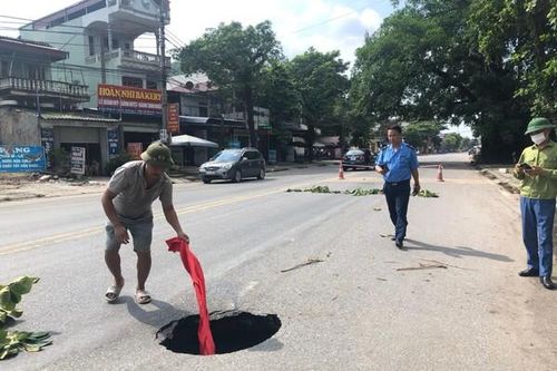 Xuất hiện hố sụt bất thường tại Quốc lộ 3 trên địa bàn huyện Phú Lương, Thái Nguyên