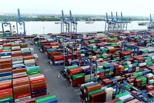 Cứu cảng biển khỏi hàng nghìn container bị 'bỏ quên'