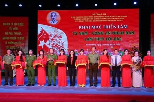 Khai mạc triển lãm '75 năm - Công an nhân dân làm theo lời Bác'