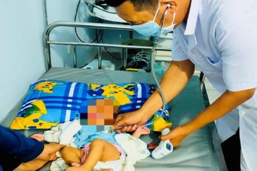 Phát hiện bé gái nặng 7,5 kg bị bỏ rơi trước cổng nhà