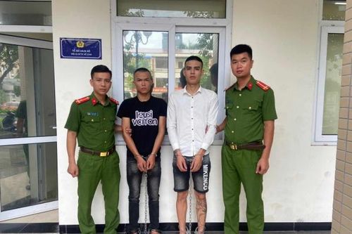 'Ăn hàng' xong, 2 tên cướp lục lọi lấy 2 triệu đồng rồi vứt chiếc túi còn 16 triệu vào bụi cây