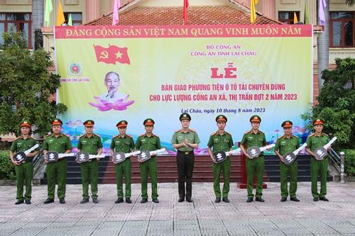 Công an 9 xã trọng điểm phức tạp về ANTT được nhận xe ôtô chuyên dụng