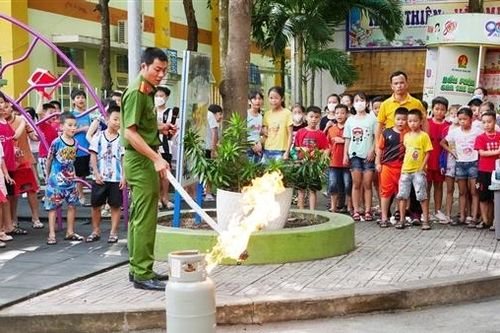 Hơn 700 học sinh trải nghiệm 'Một ngày làm chiến sĩ PCCC'