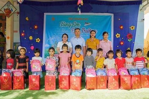 Chương trình 'Cùng em đến trường' trao 285 phần quà cho học sinh khó khăn, hộ nghèo