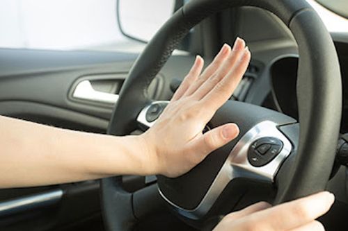 Bầm còi xe vào ban đêm có bị phạt không?