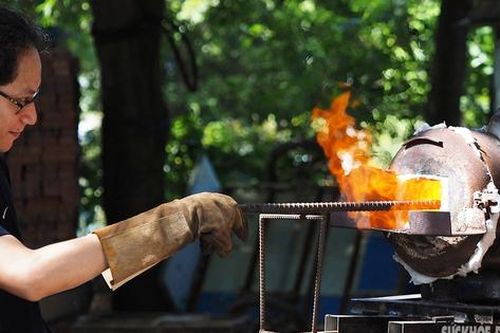 9X bỏ làm quản lý về quê chế tác dao bếp theo phong cách thép cổ huyền thoại